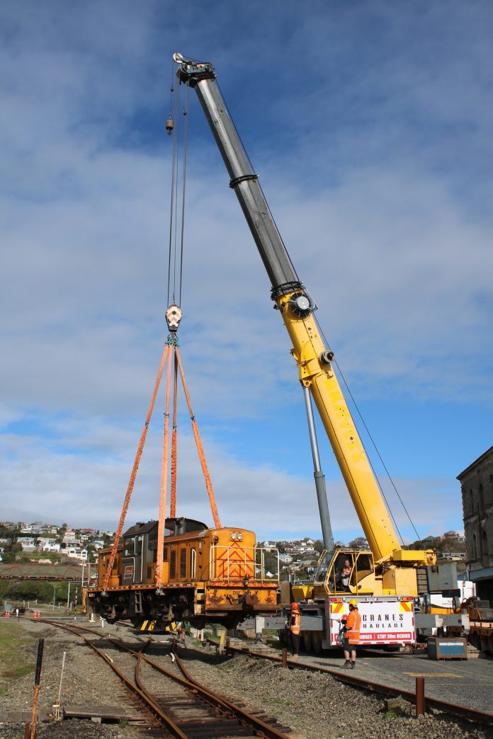 OM19traincrane1